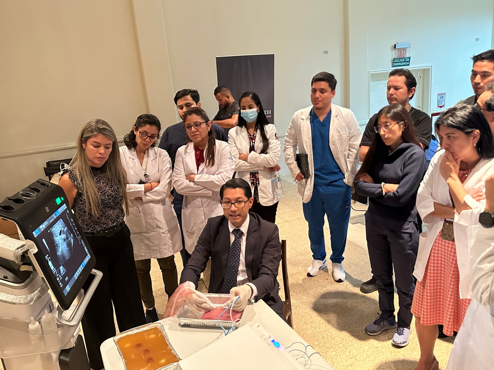 Sesión de capacitación médica con demostración práctica en ecografía cervical