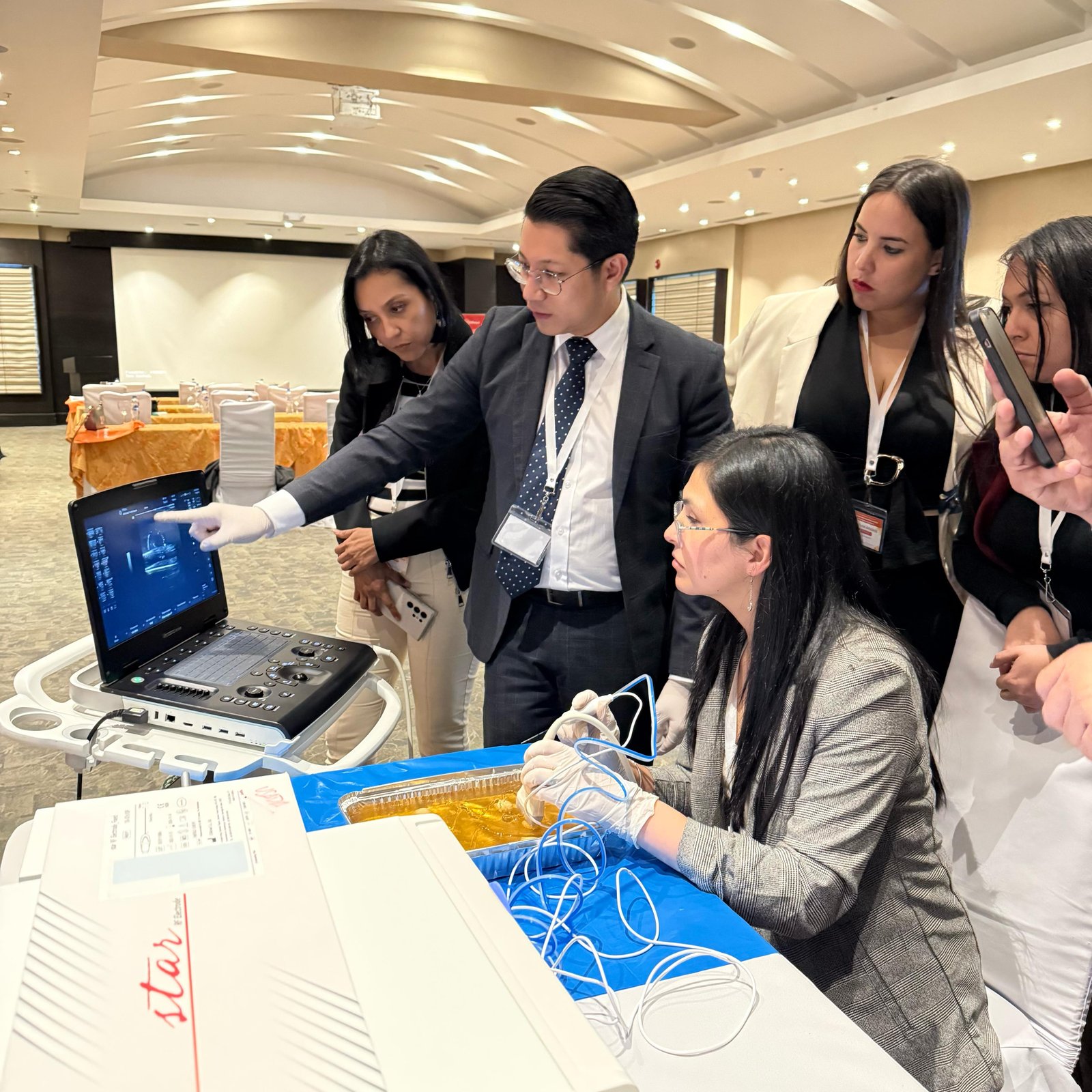 Profesionales de la salud participando en taller hands-on