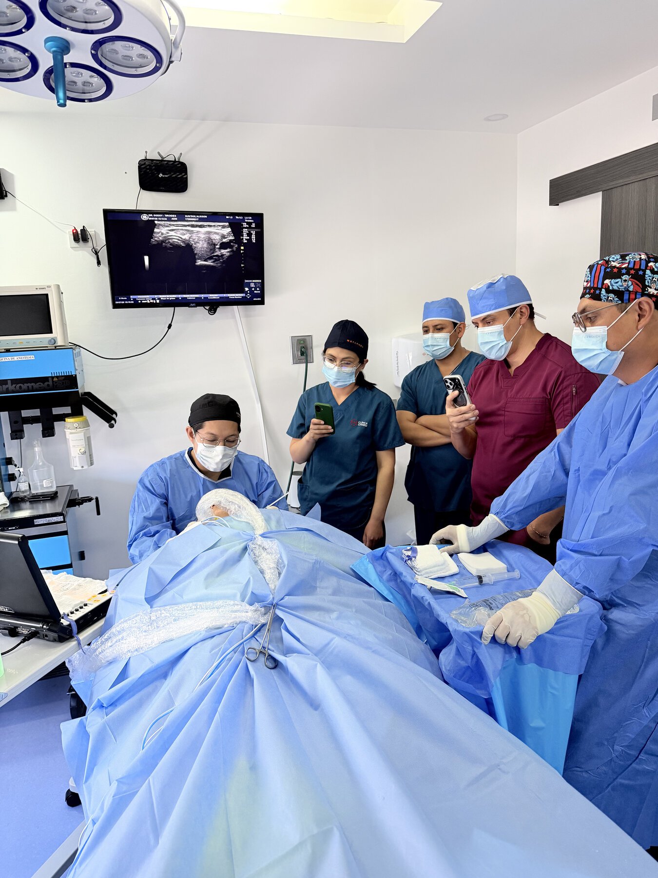 Demostración práctica durante capacitación médica