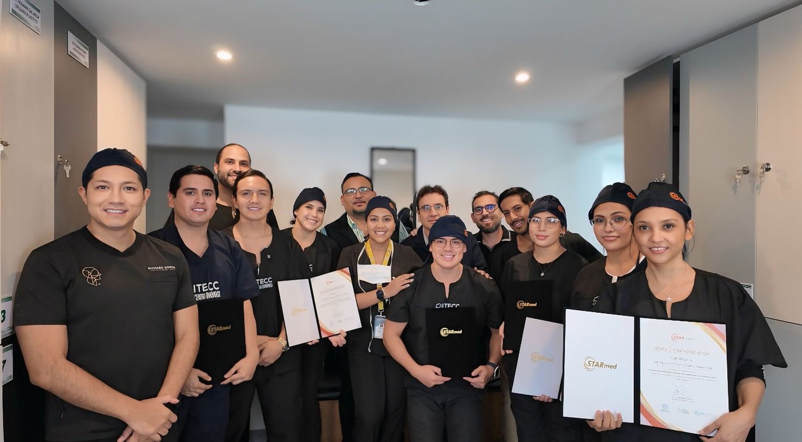 Grupo de formación médica internacional en sesión académica