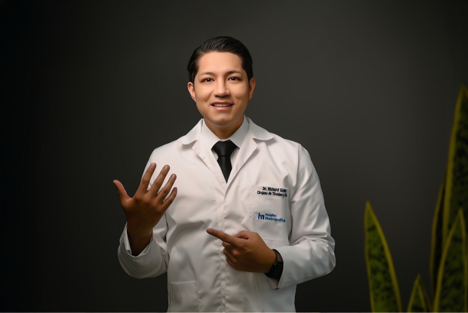 Dr. Richard Godoy con uniforme médico